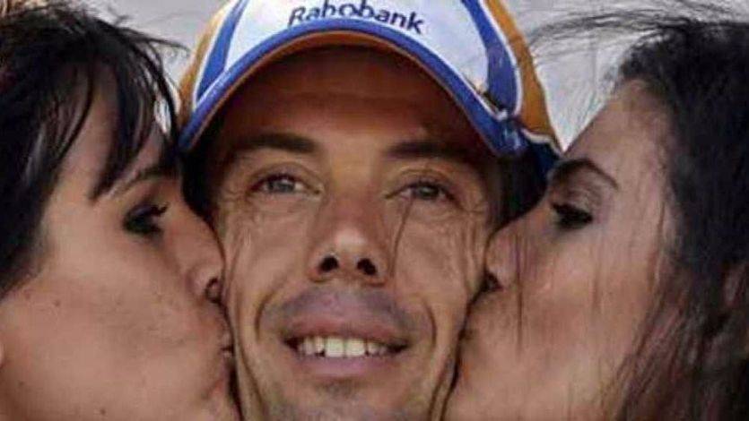 Azafatas besan al ciclista Óscar Freire en La Vuelta