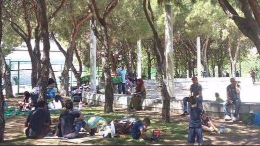 Varias decenas de refugiados, entre los que habría hasta 30 niños, duermen a la intemperie en Madrid