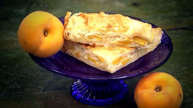 Tarta de melocotón y hojaldre: facilísima y deliciosa