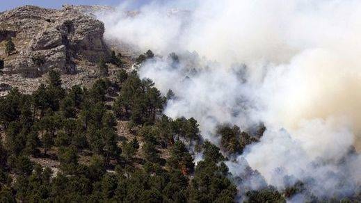 El PP solicita a las Cortes regionales ayudas para los afectados por el incendio de Yeste, que sigue activo