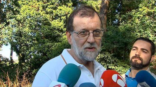 Rajoy atiende a la prensa en plenas vacaciones para celebrar los datos del paro y advertir a Cataluña y Venezuela
