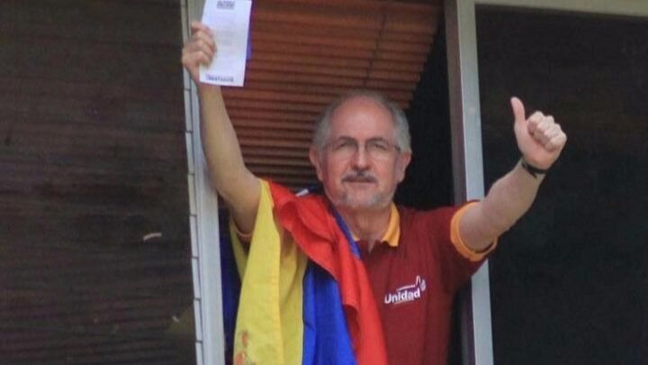 El opositor venezolano Antonio Ledezma vuelve a arresto domiciliario en medio del caos