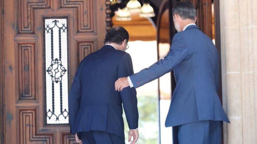 El presidente del Gobierno, Mariano Rajoy, junto al Rey Felipe VI