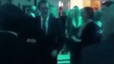 Rajoy el 'bailongo' vuelve a ser cazado moviendo las caderas