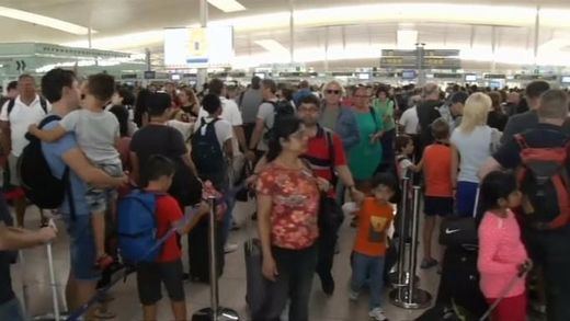 El Gobierno autoriza que la Guardia Civil haga labores de control en el aeropuerto de El Prat pero sin sustituir a los trabajadores en huelga