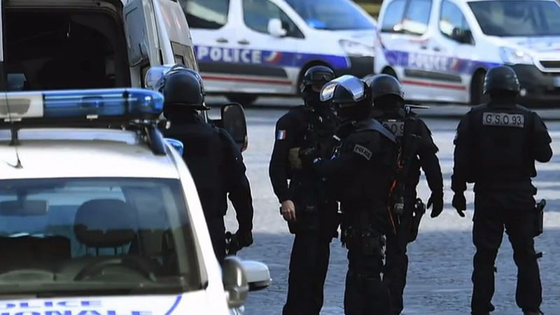 Pánico en Nîmes, escenario del arranque de la Vuelta a España, por un inexistente tiroteo con un arma falsa