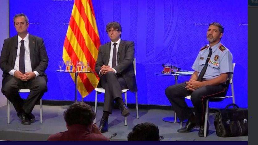 Conseller de Interior, Joaquim Forn, president de la Generalitat, Carles Puigdemont, y el mayor de los Mossos d'Esquadra Josep Lluís Trapero dan los últimos datos sobre el doble atentado de Cataluña