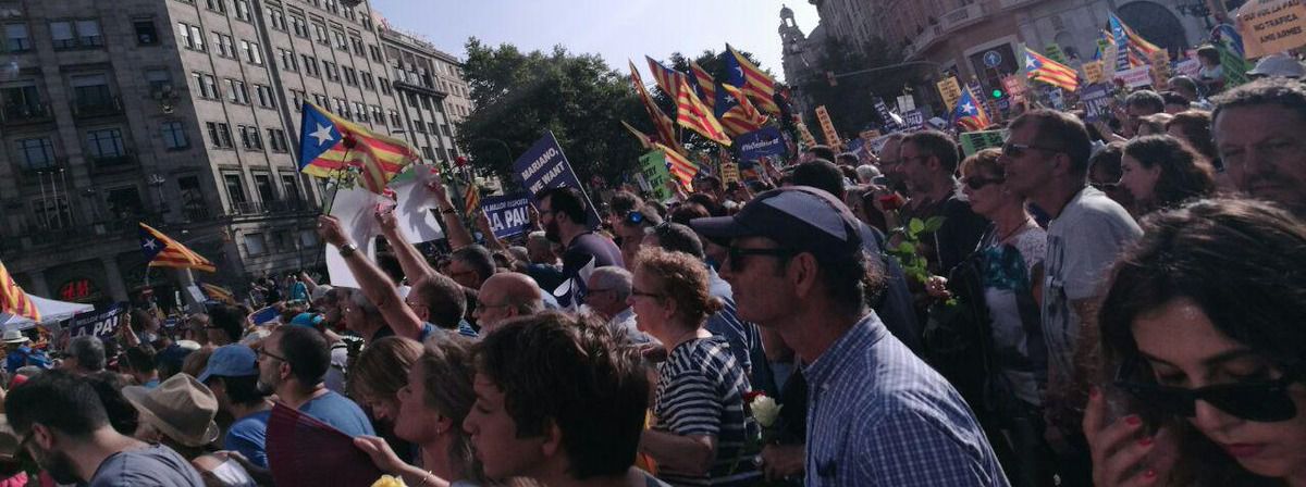 La manifestación de Barcelona contra la barbarie terrorista, manchada por los activistas políticos antiespañoles