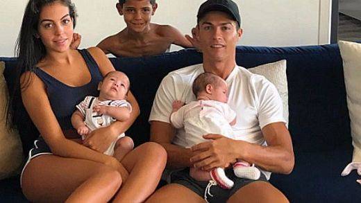Cristiano Ronaldo luce en redes sociales a su nueva familia al completo