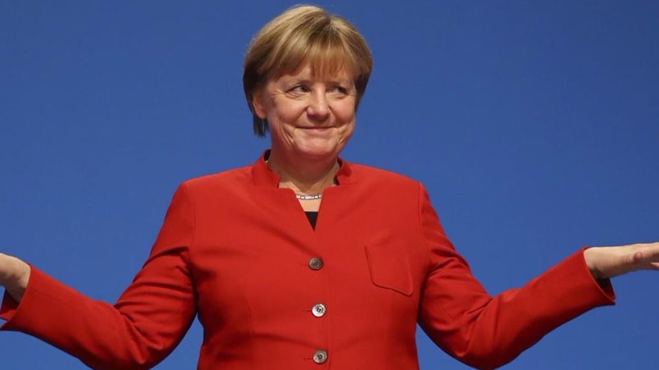 Neonazis lanzan un tomate a Merkel en pleno mitin electoral