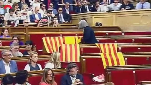 Incluso Forcadell criticó a la diputada Àngels Martínez por quitar las banderas españolas del Parlament
