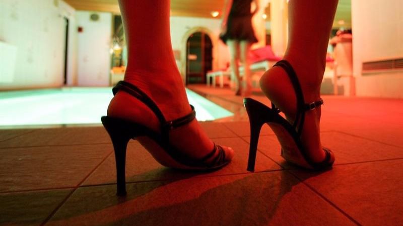 Madrid rescata el debate de la prostitución: el PSOE pide perseguir esta práctica en la calle