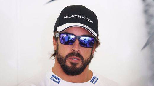 Ecclestone avanza que Alonso continuará en McLaren tras lograr los motores Renault