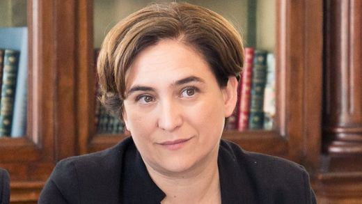 La Generalitat amenaza con arrebatar a Ada Colau el control de los colegios electorales de Barcelona