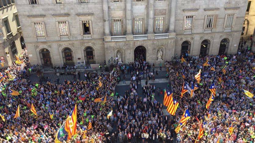 El independentismo hace una nueva demostración de fuerza con 700 alcaldes arropando a la Generalitat