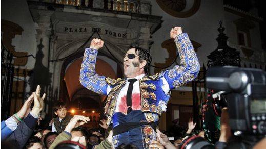 El torero Padilla celebra su faena envuelto en la bandera franquista