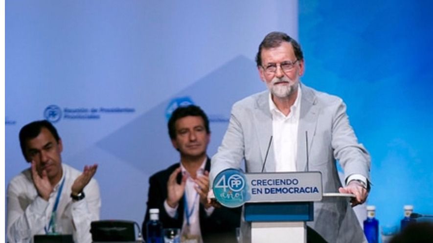 Rajoy se niega a quedar de malo de la película y acusa a las autoridades catalanas de "acosar a alcaldes, de amedrentar a jueces y manipular a niños"