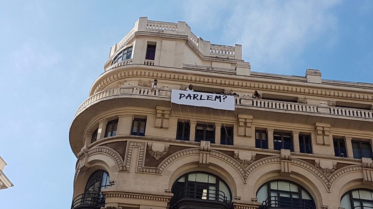El edificio de la sede de 'Diariocrítico', noticia por el cartel de "Parlem?"