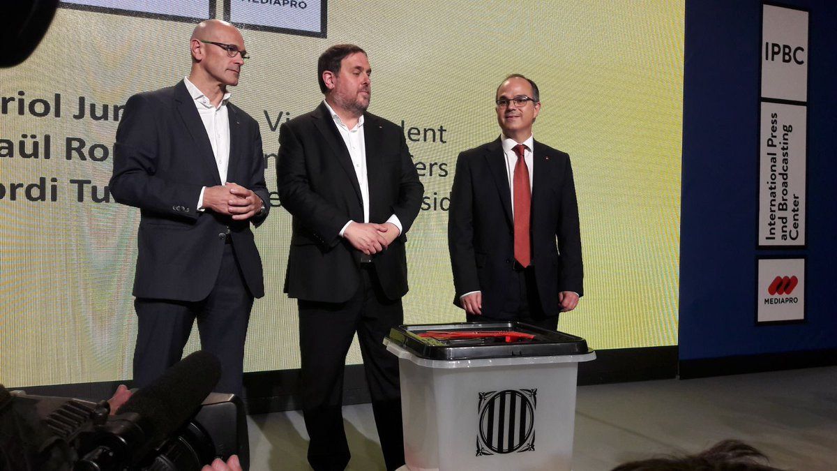 La Generalitat presenta urnas de plástico para votar el 1-O