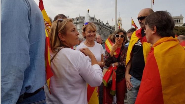 Esperanza Aguirre reaparece en la manifestación de Cibeles en la que se coreaba el 'Cara al Sol'