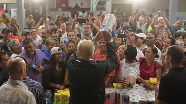 Bochornosa visita de Trump a Puerto Rico, minimizando los daños y tirando papel higiénico a los damnificados