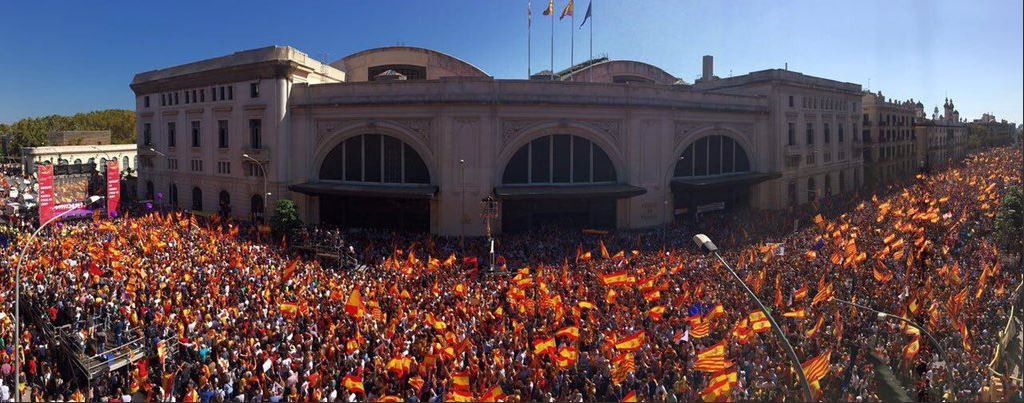 Multitudinaria concentración en Barcelona por la unidad nacional, una llamada a "recuperar la sensatez"