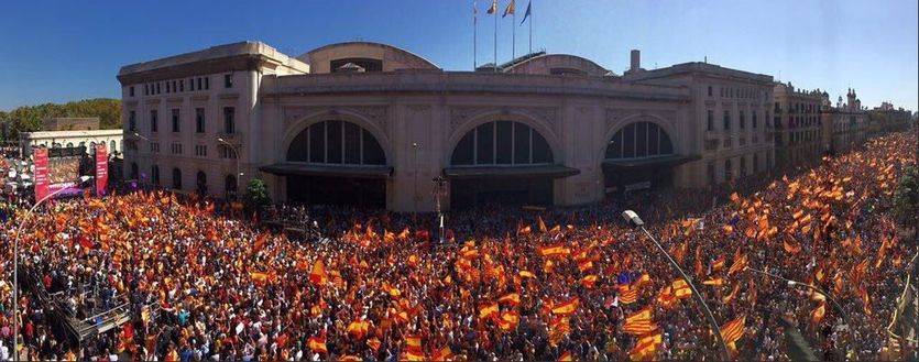 Multitudinaria concentración en Barcelona por la unidad nacional, una llamada a 'recuperar la sensatez'