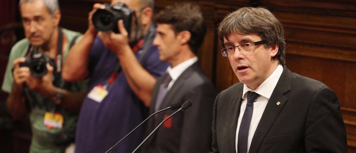 Puigdemont declara la independencia de Cataluña y, acto seguido, la suspende para negociar con el Estado