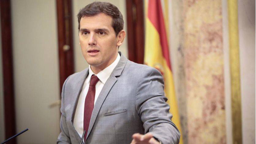 Rivera señala que Puigdemont ha dado un 'golpe debilitado' e insiste en aplicar el artículo 155