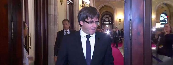 Carles Puigdemont, president de la Generalitat, al entrar en el Parlament