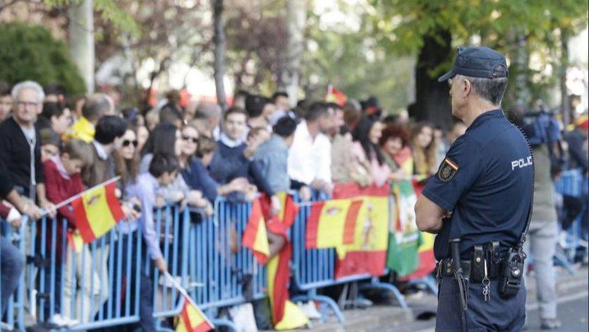 Desfile militar del 12-O, presidido por los Reyes