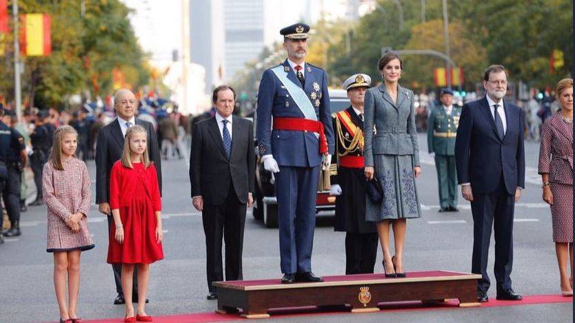 Desfile militar del 12-O, presidido por los Reyes