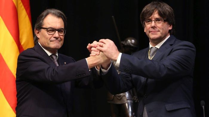 Artur Mas intenta dar algo de aire a Puigdemont, cercado por ERC, CUP y ANC