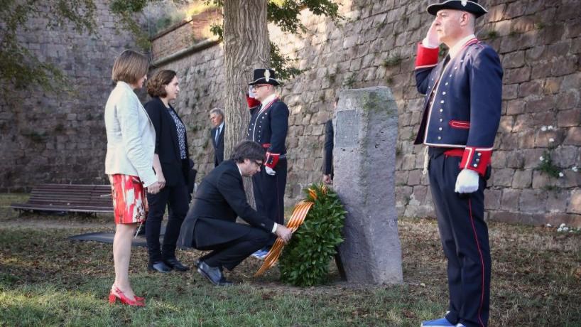 Carles Puigdemont, Ada Colau y Carme Forcadell ante la tumba de Lluis Companys