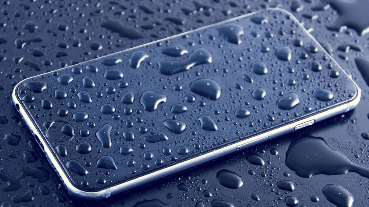 La garantía del iPhone 8, supuestamente resistente al agua, "no cubre daños por líquidos"