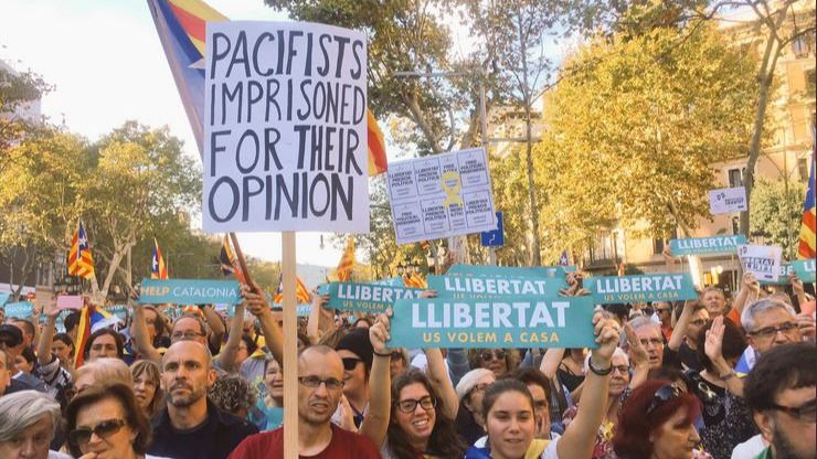 Multitudinaria manifestación en Barcelona por la libertad de los 'Jordis' y contra el 155