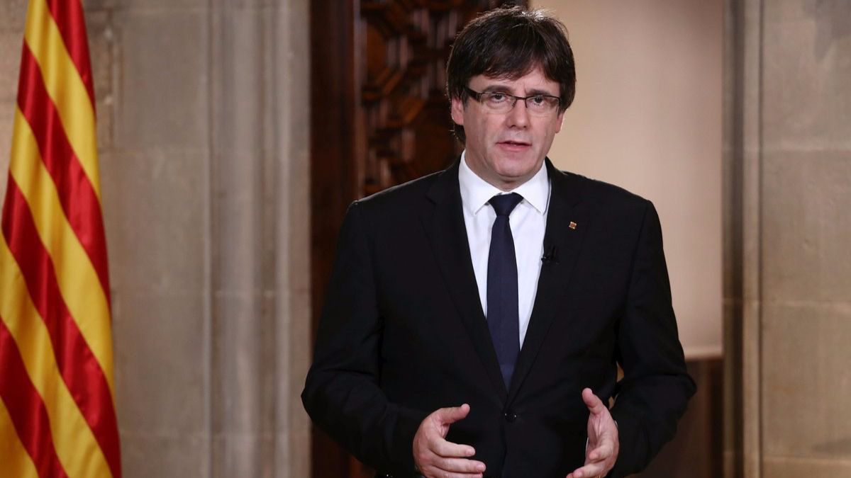 Puigdemont denuncia un "golpe" en Cataluña, pero evita amenazas independentistas