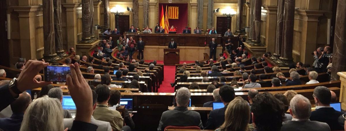 Movilización de ayuntamientos catalanes contra la "represión" del artículo 155 y en defensa del Govern