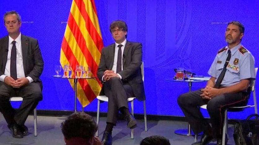 Conseller de Interior, Joaquim Forn, president de la Generalitat, Carles Puigdemont, y el mayor de los Mossos d'Esquadra Josep Lluís Trapero dan los últimos datos sobre el doble atentado de Cataluña