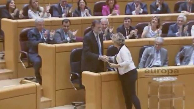 Una senadora de ERC regala un libro 'catalanista' a Rajoy y éste le da a cambio la Constitución