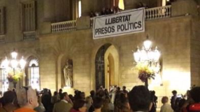 El Ayuntamiento de Barcelona cuelga una pancarta por la "libertad de los presos políticos"