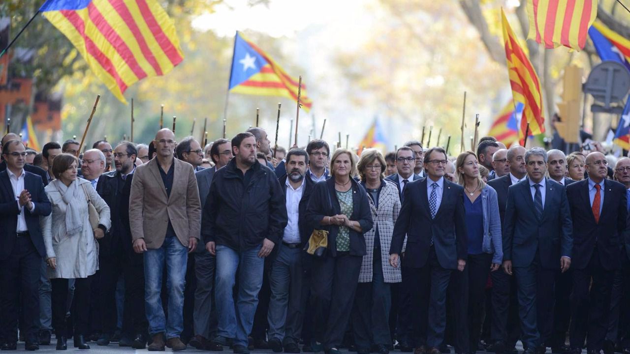 Las encuestas en Cataluña dejan un panorama de caos y confusión donde los 'comunes' tendrán el futuro en sus manos