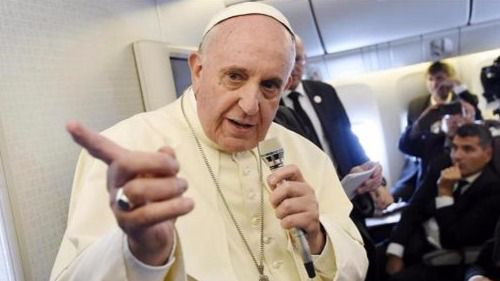 El Papa vuelve a superarse: prohíbe vender tabaco y pide no usar el móvil en las misas