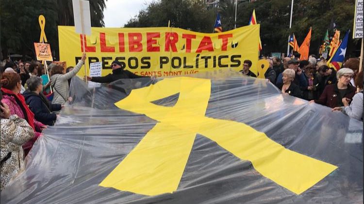 Miles de personas vuelven a tomar las calles de Barcelona por la libertad de los 'presos políticos'