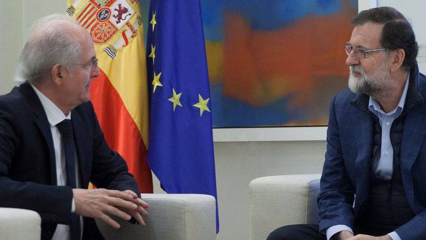 El presidente del Gobierno, Mariano Rajoy, durante su encuentro en La Moncloa con el alcalde metropolitano de Caracas, Antonio Ledezma.