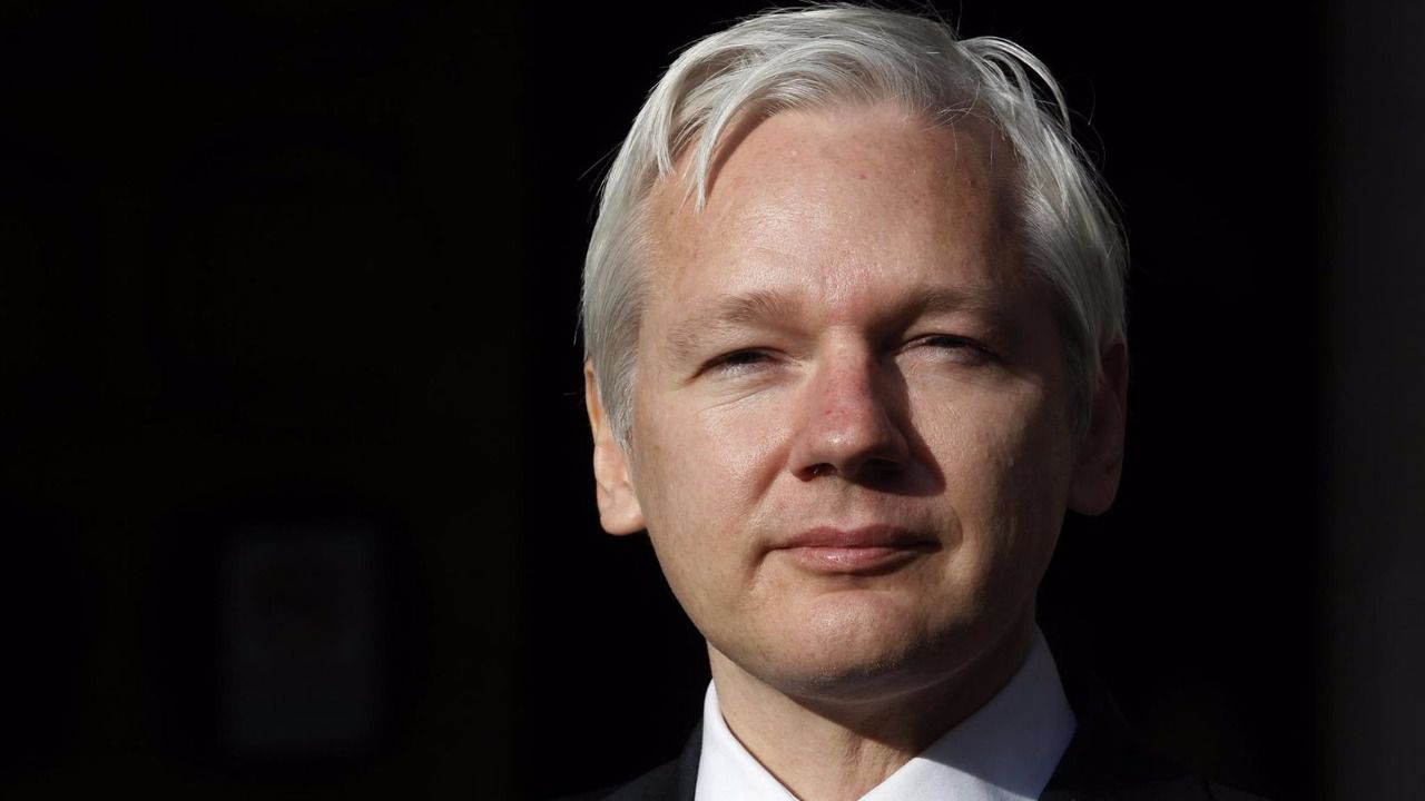 Ecuador pone en su sitio a Assange por tratar como a una dictadura a España