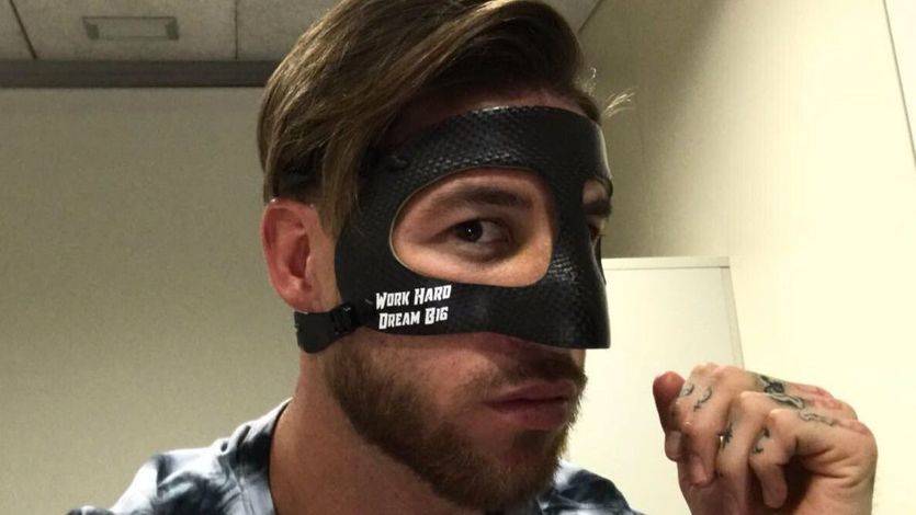 Sergio Ramos, con máscara de superhéroe para poder jugar con su lesión