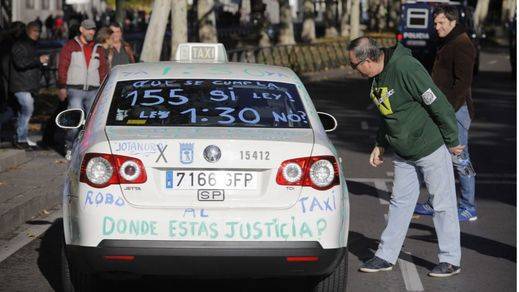 Los taxistas se manfiestan en Madrid tras una jornada de caos y retenciones