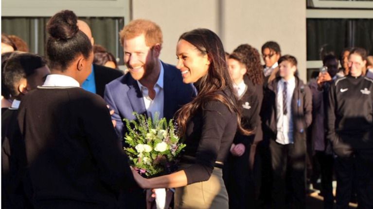 Así fue el primer 'baño de masas' del Príncipe Harry y Meghan Markle tras anunciar su compromiso