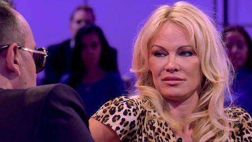 Pamela Anderson reconoció a Risto que no sabe nada sobre Cataluña